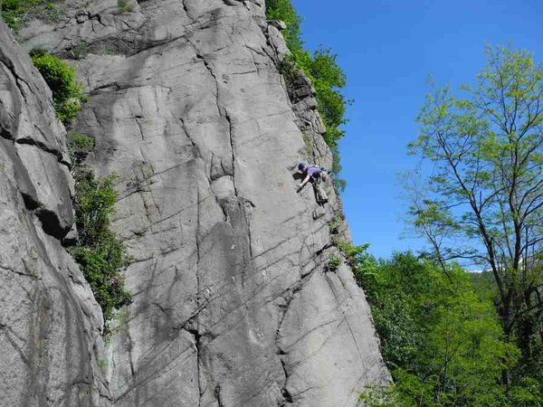 comp_DSCN0665 erstes Klettern im Granit bei Auzat, ein Engländer im Sektor La Sabine.jpg